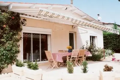 Image de Maison traditionnelle dans beau cadre rural avec piscine privée, jardins généreux et patio-terrasse