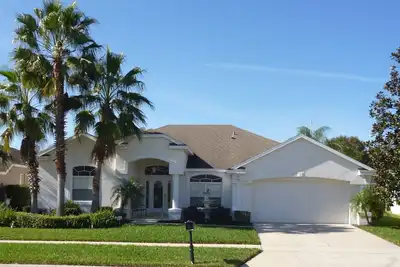 Image de Villa 3 chambres moderne rénovée avec piscine privée et jardin clôturés en 2017 - 125 £ par nuit