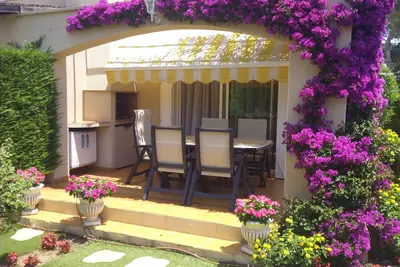 Belle Maison Avec  Beau Jardin Pisc. SÉCURITAIRE Pour Les Enfants Avec Wifi