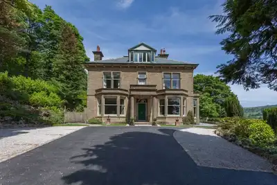 Image de Grande villa édouardienne située dans des jardins boisés matures avec vue panoramique