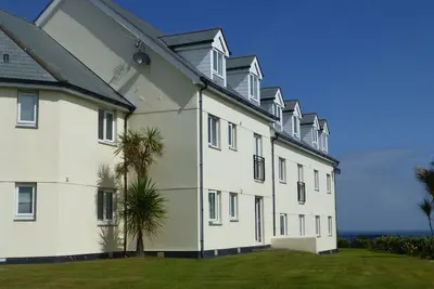 Image de Surplombant la plage et le parcours de golf de Fistral - Base idéale pour une pause d'automne