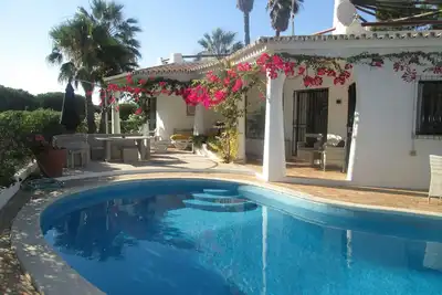 Image de Maison de golf confortable avec piscine privée, terrasse et vue sur le golf