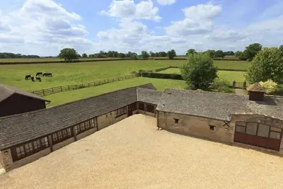 Image de The Cotswold Manor House, bain à remous exclusif, granges de jeux et d'��vénements, 70 acres de parc