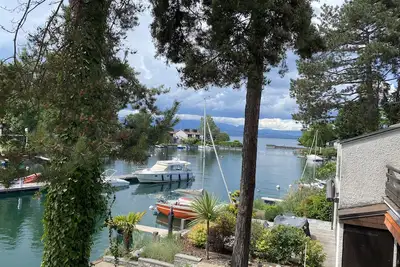 Image de Maison pieds dans l'eau au bord du lac Léman avec place d'amarrage!