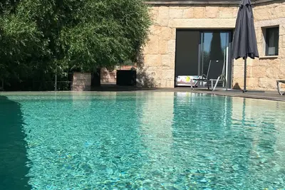 Image de Villa de standing avec piscine à débordement et vue imprenable sur la mer