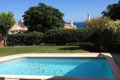 Image de Villa récemment rénovée avec piscine privée, une connexion Wi-Fi gratuite et une vue imprenable sur la mer