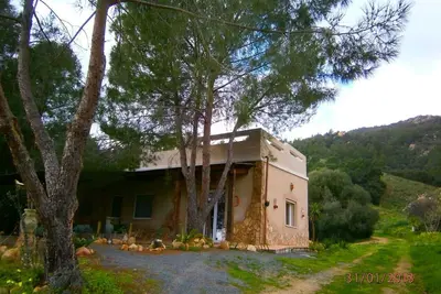 Image de Villa unique indépendante immergée dans le vert avec horizon sur la mer