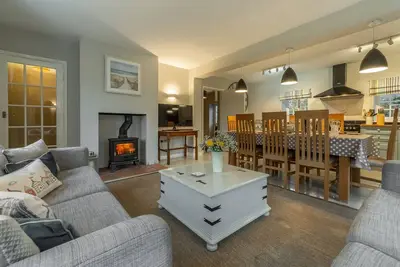 Image de Un cottage superbe, élégant et luxueux en briques et silex d'époque jumelée.