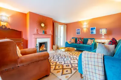 Image de Une jolie maison individuelle moderne en brique et silex dans un endroit calme.