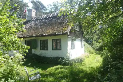 Image de ancienne ferme idyllique dans la région protégée de la forêt et de la plage.