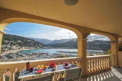 Image de Appartement moderne et confortable avec terrasse et vue imprenable sur la mer, wifi et A / C