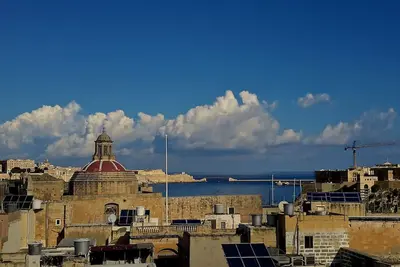 Image de Pallazzetto, Birgu / Vittoriosa, piscine sur le toit avec vue sur la mer et La Valette