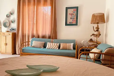 Image de Air conditioning. Comfortable ground floor apartment, garden exclusive use