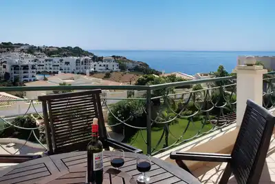 Image de Penthouse Beach Front Apartment avec vue sur l'océan