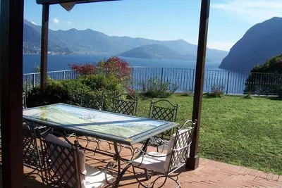 Image de Villa avec belle vue sur le lac entourée d'oliveraies.
