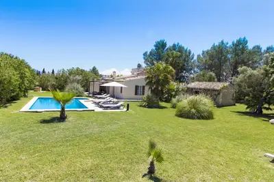 Image de Belle propriété avec piscine, climatisation et Wi-Fi