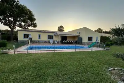 Image de Spacieuse villa avec grand jardin et piscine privée-calme près de Quinta do Lago