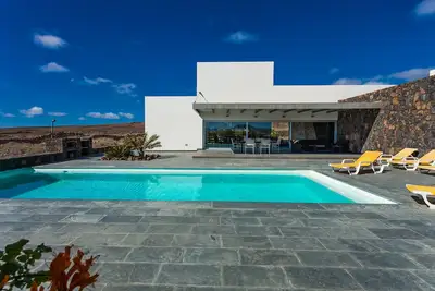 Image de Kinegua. Maison de design. 5 chambres. 10 personnes. M3 + M2 Wifi. piscine climatizad