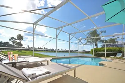 Image de Villa de luxe avec piscine privée, vue sur le lac