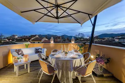 Image de Vues époustouflantes sur Lucca depuis une spacieuse terrasse meublée à l'intérieur des murs
