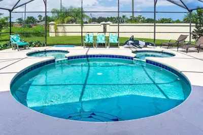 Image de Voir les feux d'artifice de votre arrière-cour! 5 Br, 4 Ba, piscine avec jacuzzi, 2. 5 M de Disney