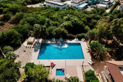 Image de Spacieux Top Floor Appartement avec vue sur mer et piscine et les petits enfants de