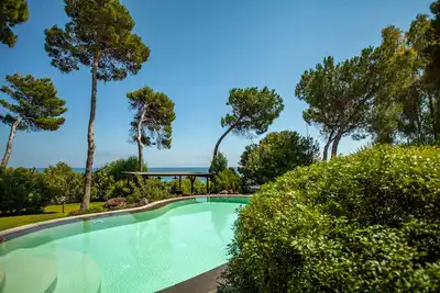 Image de villa exclusive en bord de mer accès direct à la plage avec piscine privée