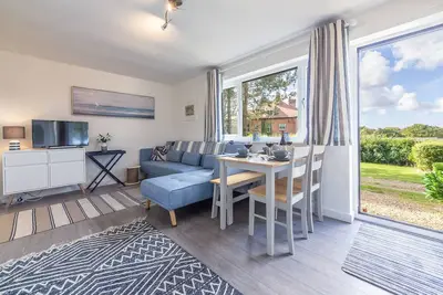 Image de Un bungalow de vacances moderne récemment rénové situé dans un endroit calme et boisé