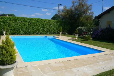 Image de Maison avec piscine privée et jardin