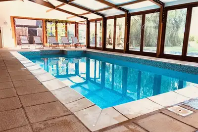 Image de Confortable retraite familiale Dans le Kent, Avec All-Météo piscine et près de la Mer