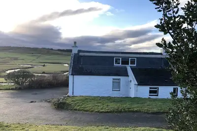 Image de Cottage Croft traditionnel avec vue sur la rivière Snizort - Portree, île de Skye