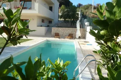 Image de villa de vacances avec piscine