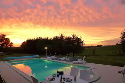 Image de Belle grange convertie, 10 personnes, piscine privée et jardin avec une vue magnifique