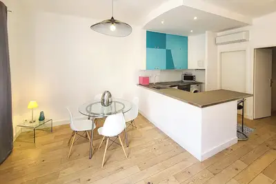 Image de Confort, charme, et lumière au Port de Nice