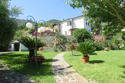 Image de villa avec jardin et splendide vue mer. Place de parking et Wi-Fi gratuity.