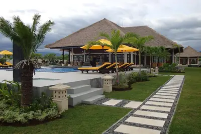 Image de Villa de luxe située directement sur la mer incluant le personnel