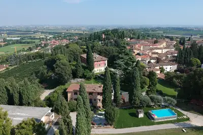 Image de Chambres spacieuses et élégantes dans la villa vénitienne au milieu des vignes du lac de Garde