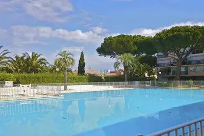 Image de Superbe! Au coeur de Saint-Tropez: avec gardien, piscine, jardin et parking.