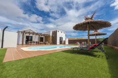 Villa de Luxe 4 Chambres avec Piscine, Wi-Fi et Climatisation