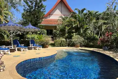 Rare! 3 bed-3bath, piscine-jacuzzi, propriete 1 600 m2, jardin tropical, calme