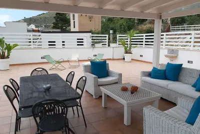 Image de Élégante maison panoramique avec grande terrasse donnant sur la mer