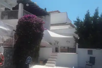 Image de Charmante villa avec piscine et vue imprenable sur la famille et les animaux domestiques