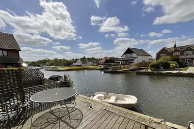 Image de 3 chambres Swan Cottage à Wroxham, Norfolk, Norfolk Broads, Angleterre