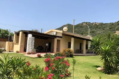 Chia charmante villa indépendante sur la mer avec une magnifique et grand jardin