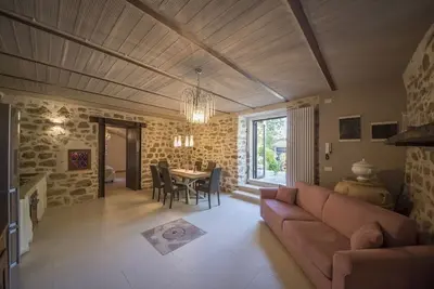 Image de Ancient medieval tower, ideal for couples or families