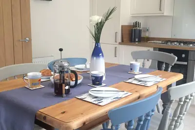 Image de Tŷ Haf, hébergement convivial pour les familles, avec parking, au centre de St Davids