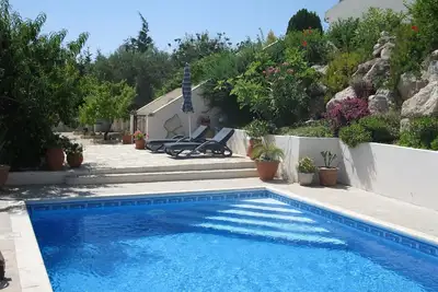 Image de Une retraite à flanc de colline avec une grande piscine et entouré de vastes jardins
