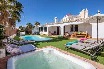 Image de Villa de charme, emplacement idéal, piscines, cour intérieure et terrasse panoramique