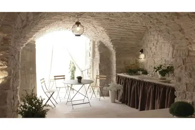 Image de belle maison de village en pierre, conçu et meublé à un niveau élevé