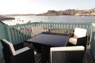 Image de Maison de ville moderne et spacieuse avec 4 chambres et vues spectaculaires sur la rivière Tamar.